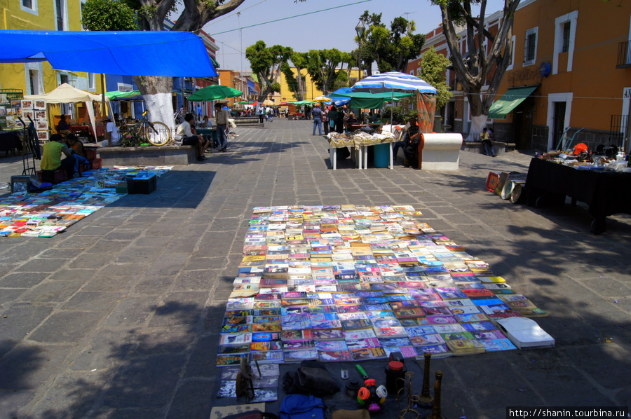 На улице с лотками антикваров Пуэбла, Мексика