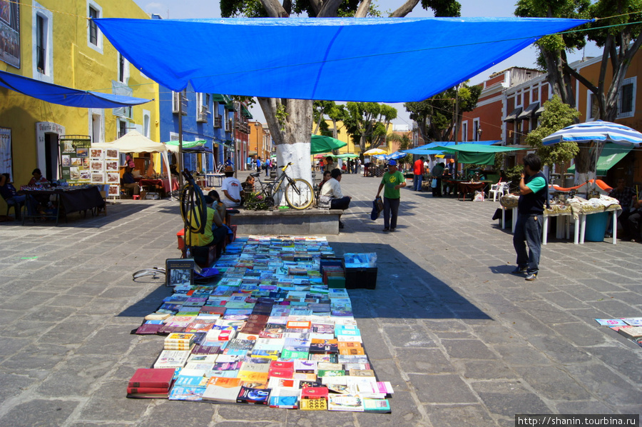 Книги под тентом Пуэбла, Мексика
