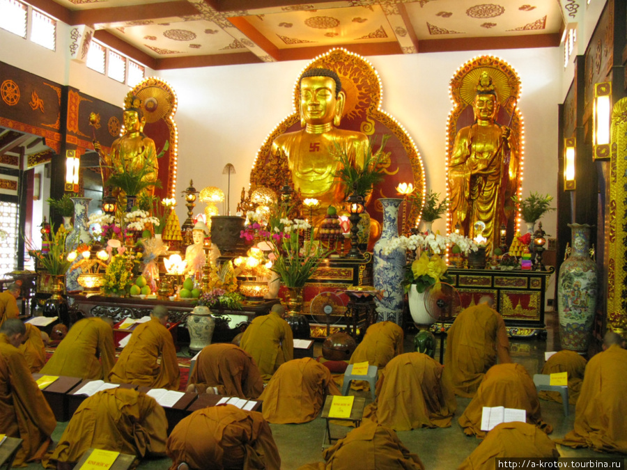 Вот они поклоняются Будде так: Хошимин, Вьетнам