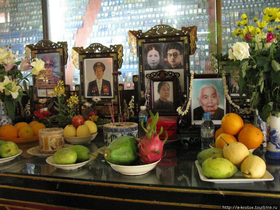 Есть в храме ещё и фотографии умерших людей, они тоже в почёте Хошимин, Вьетнам