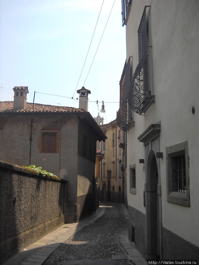 Разные стороны улицы Бергамо, Италия
