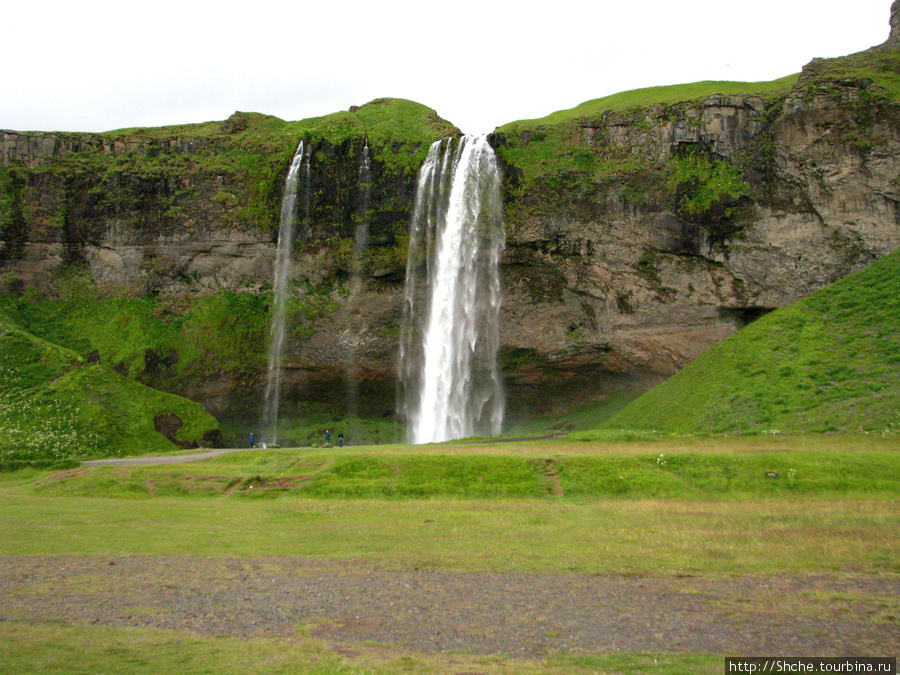 Водопад Seljalandsfoss, вид со стоянки Сельяландсфосс, Исландия