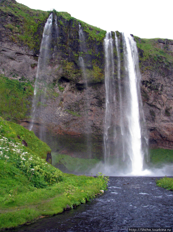 Водопад Seljalandsfoss — пройтись под струей Сельяландсфосс, Исландия