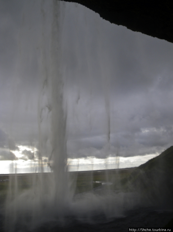 Водопад Seljalandsfoss — пройтись под струей Сельяландсфосс, Исландия
