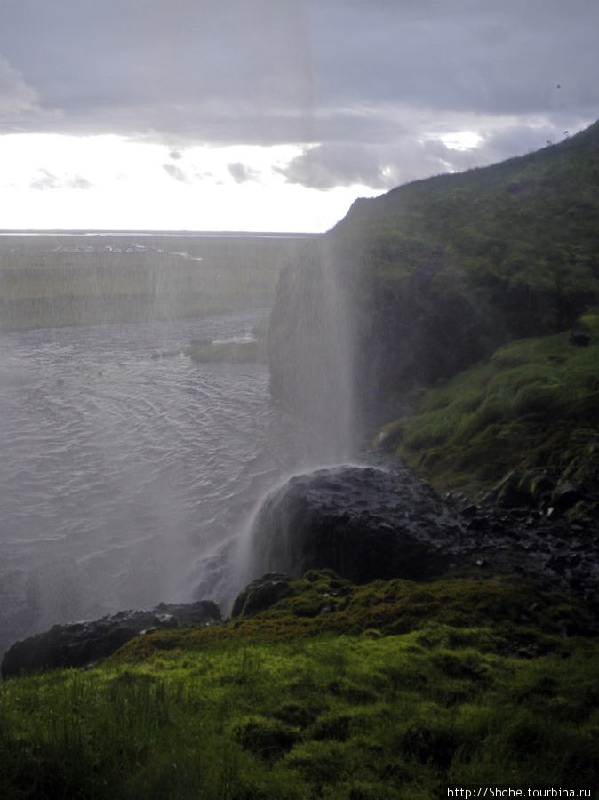 Водопад Seljalandsfoss — пройтись под струей Сельяландсфосс, Исландия