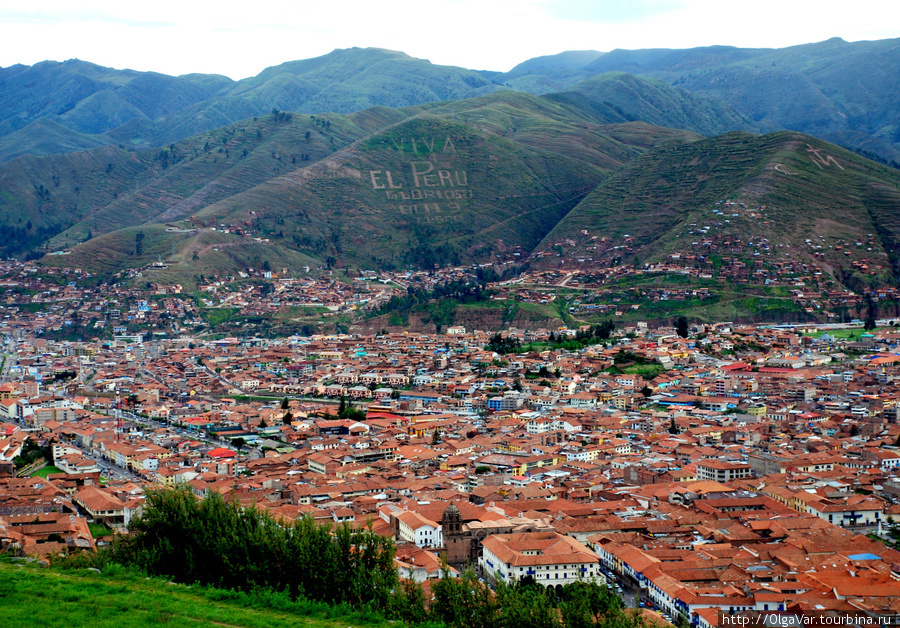 С холма, где стоит Саксайуаман, хорошо виден весь Куско.
Да здравствует Перу — гласит надпись на противоположной горе Куско, Перу