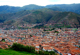 С холма, где стоит Саксайуаман, хорошо виден весь Куско.
Да здравствует Перу — гласит надпись на противоположной горе