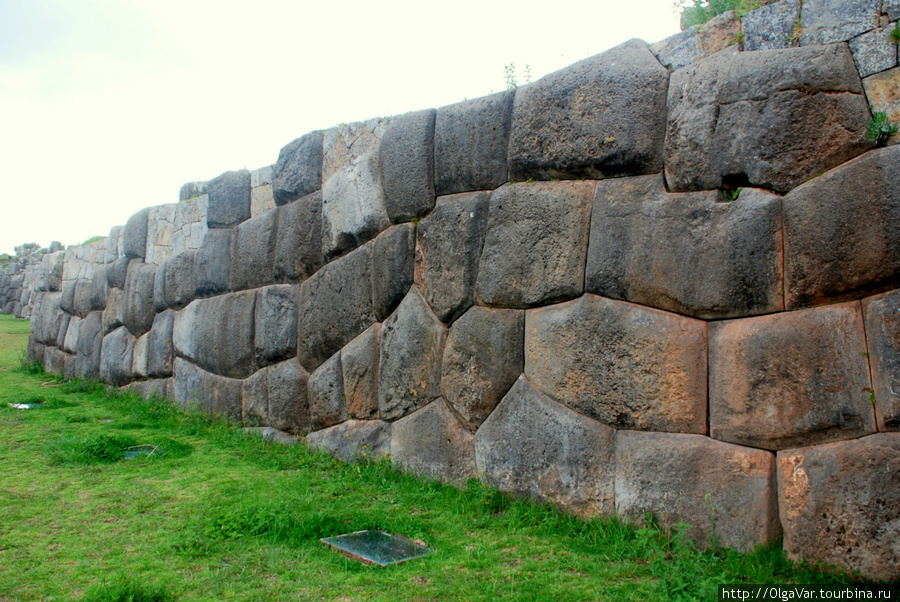 С приходом испанцев стены крепости были не единожды обагрены кровью обеих противоборствующих сторон Куско, Перу