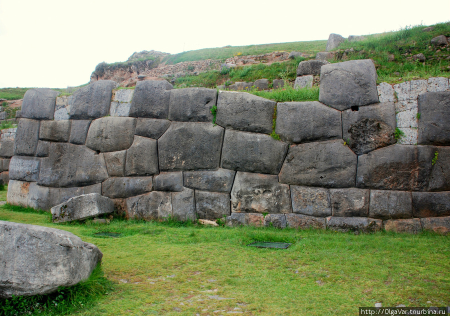 Каменные великаны Сытого Сокола Куско, Перу