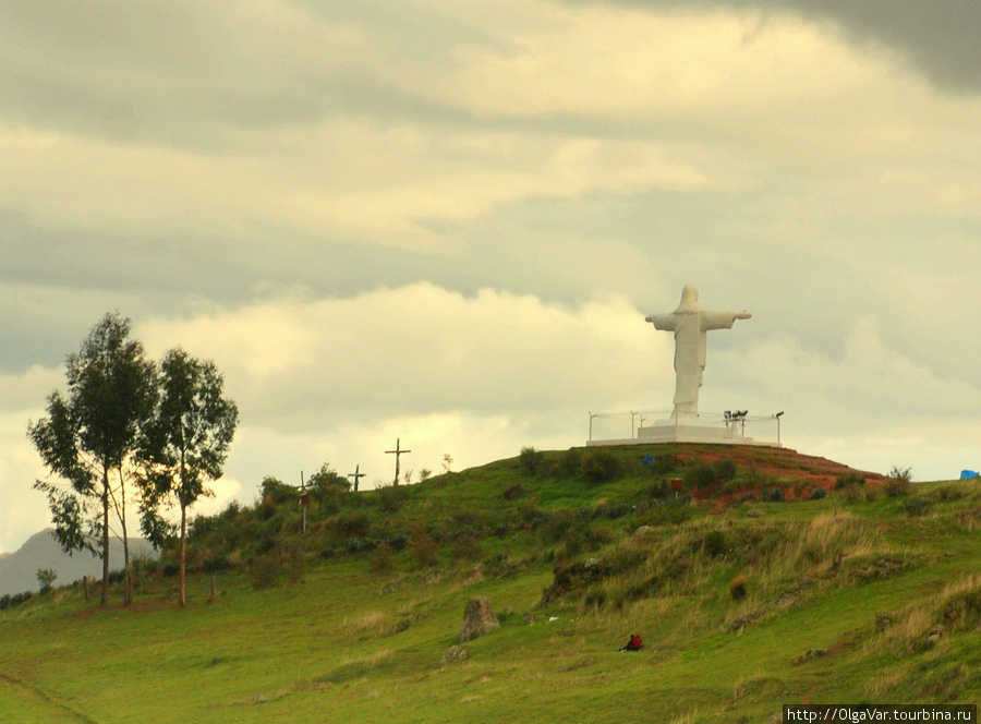 Куско тоже может похвастаться статуей Христа, распростёршего над ним каменные руки сбоку от Саксайуаман Куско, Перу