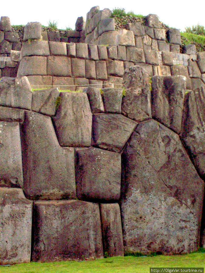 Первый ряд стены поражает величиной каменных глыб, из которых она состоит. Внушают ужас они тому, кто рассмотрит их внимательно — отмечал потомок инков Гарсиласо де ла Вега в своих хрониках Куско, Перу