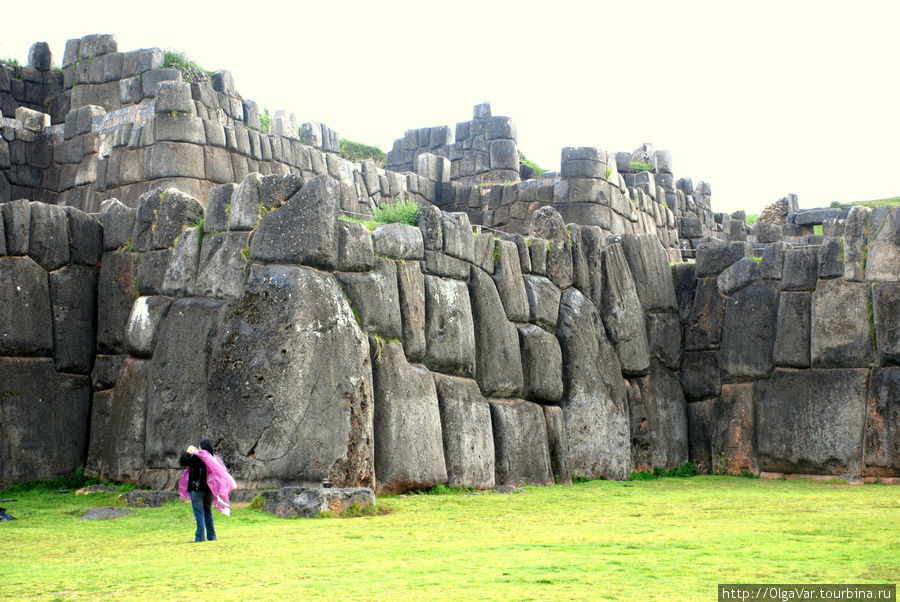 Строительство Саксайуамана, основываясь на испанских хрониках, приписывают девятому правителю империи инков — Пачакутеку в 15 веке Куско, Перу