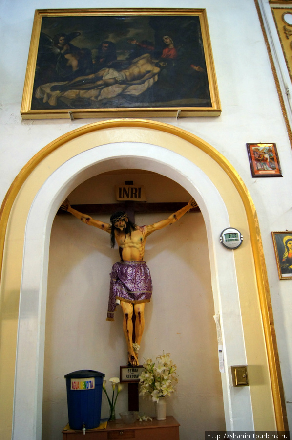 В церкви Сан Рок в Пуэбле распятие в нише Пуэбла, Мексика