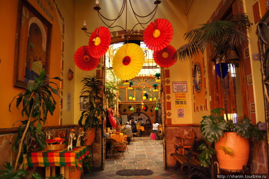 Ресторан оформлен в традиционном стиле Пуэбла, Мексика