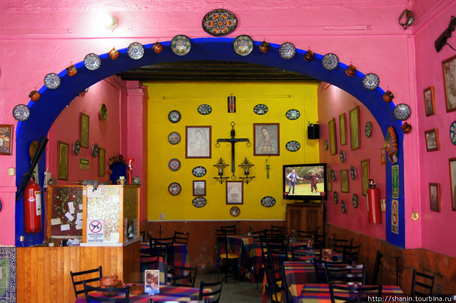 Владелица ресторана наверняка набожная католичка Пуэбла, Мексика