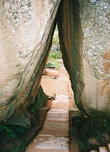 Большая каменная арка на 2-ой из террас у подножия скалы.