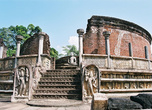 Полоннарува — средневековая столица сингальского королевства — один из самых впечатляющих историко-культурных комплексов Шри-Ланки, сохранившихся до наших дней и один из самых больших городов Азии той эпохи.

Круглый храм Ватадаге.