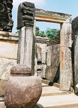 Арки в Хатадаге — одном из храмов Полоннарувы.