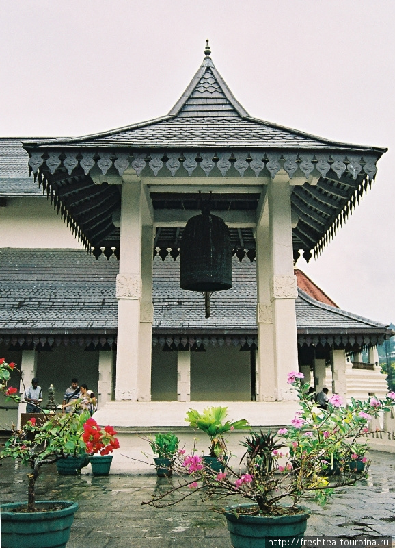 Колокол храма Далада Малигава, главного буддистского храма Шри-Ланки. Шри-Ланка