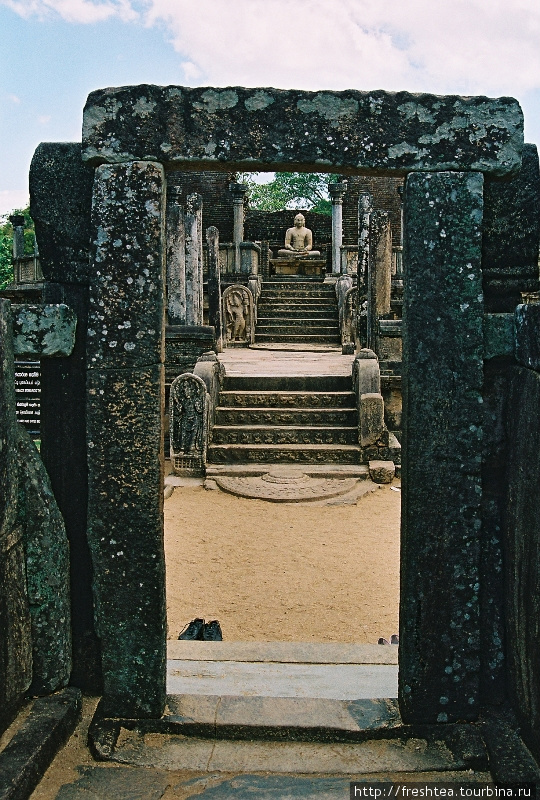 Вход в Хатадаге — храм, построенный в Полоннаруве для главной реликвии буддистов — Священного зуба Будды. Шри-Ланка
