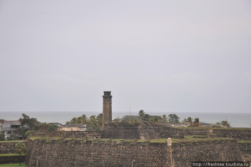 Вид на один из бастионов Галле и часовую башню, поставленную уже в период боитанского правления в честь одного из потомков голландских подданых — доктора Антониша. Шри-Ланка