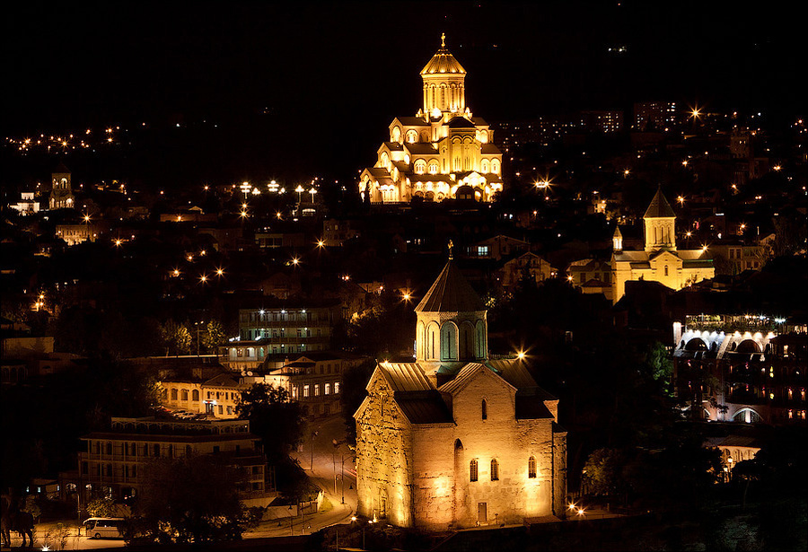 Вид на главные тбилисский храмы с крепости Нарикала Тбилиси, Грузия