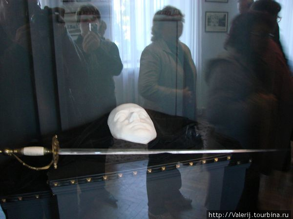 Шпага Петра и копия посмертной маски. Полтава, Украина