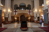 Вот 2 главных грузинских флага — государственный (справа) и религиозный (слева). Насколько я понял, именно этот крест, что слева, называется Крестом святой Нины — одной из главных почитаемых святых Грузии