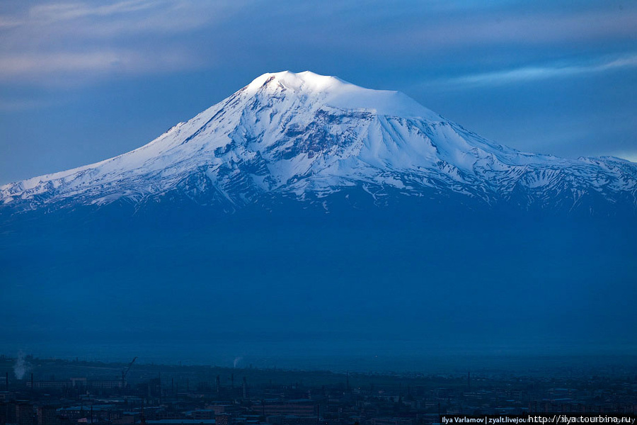 Город еще спит, а первые лучи солнца освещают вершину Арарата! Арагац гора (4095м), Армения