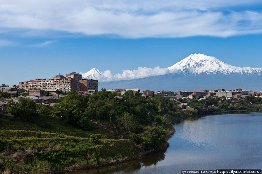Только безумно красивая природа спасает город ;) Арагац гора (4095м), Армения