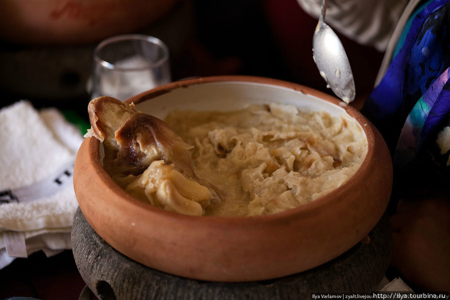 Там есть ресторан, где круглый год подают хаш- жидкое горячее блюдо, суп, получившее распространение по всему Кавказу и Закавказью. Как нам рассказали, хаш летом готовят только здесь. Многие приезжают сюда специально, чтобы отведать это блюдо. Арагац гора (4095м), Армения