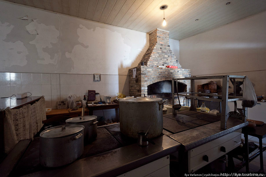 Обычно хаш готовят сутки, но на вершине приходится делать его 48 часов. Это кухня. Арагац гора (4095м), Армения