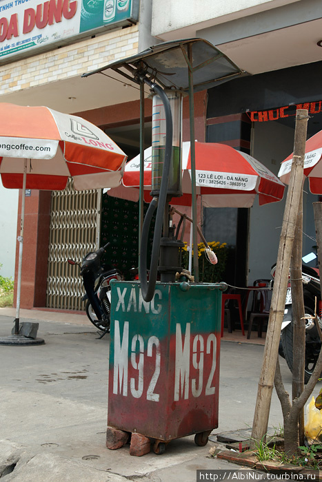 Перепродажей бензина для мотобайков во Вьетнаме не занимается только ленивый. Объём бака ведь невелик, часто требует дозаправки. На большинстве перекрёстков стоят забавные конструкции — примитивные бензиновые колонки, а то и просто продают бензин разлитый в бутылки. Вьетнам