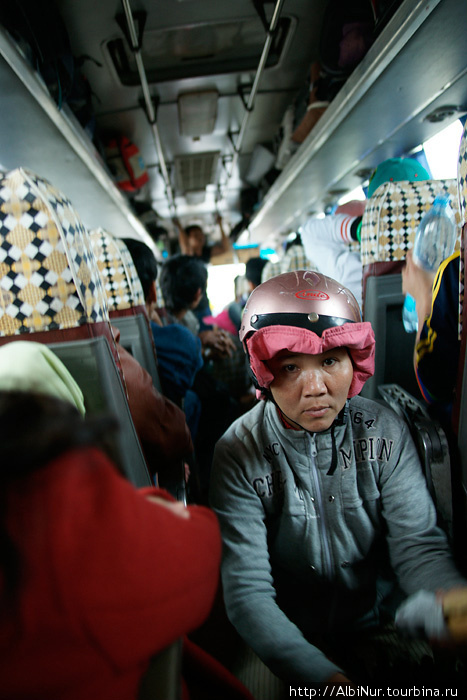 На светофорах автобусы догоняют бодрые мотобайкерши с корзинками и, пробегая по проходу, прямо на коленке делают и продают сандвичи, десяток за считанные минуты. Вьетнам