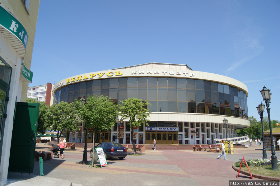 Современное здание кинотеатра Беларусь находится у перекрестка по которому разрешено движение транспорта Брест, Беларусь