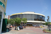 Современное здание кинотеатра Беларусь находится у перекрестка по которому разрешено движение транспорта