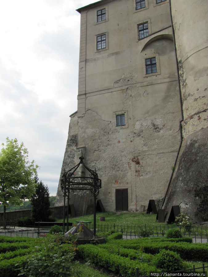Замок Штернберк и вид на окрестности Чешски-Штернберк, Чехия