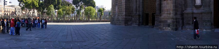 Кафедральный собор в Пуэбле — у бокового входа Пуэбла, Мексика
