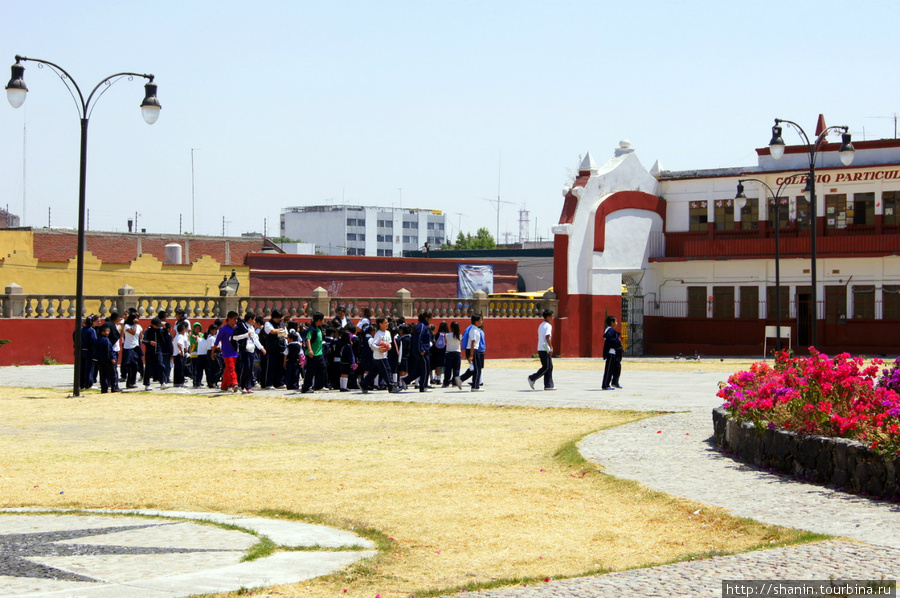 На школьном дворе школьники на переменке Пуэбла, Мексика