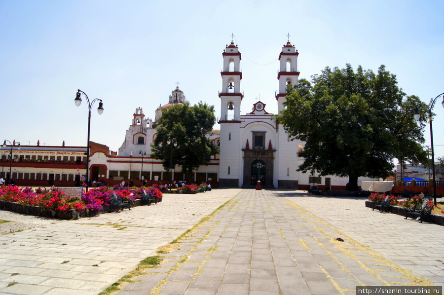Школьный двор и церковь Пуэбла, Мексика