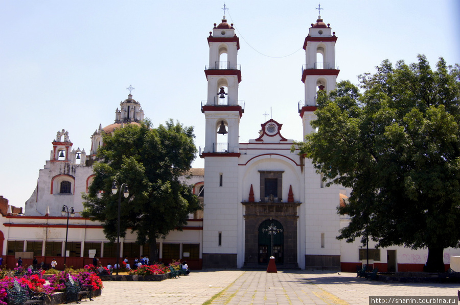 Церковь при католической школе обязательно должна быть Пуэбла, Мексика
