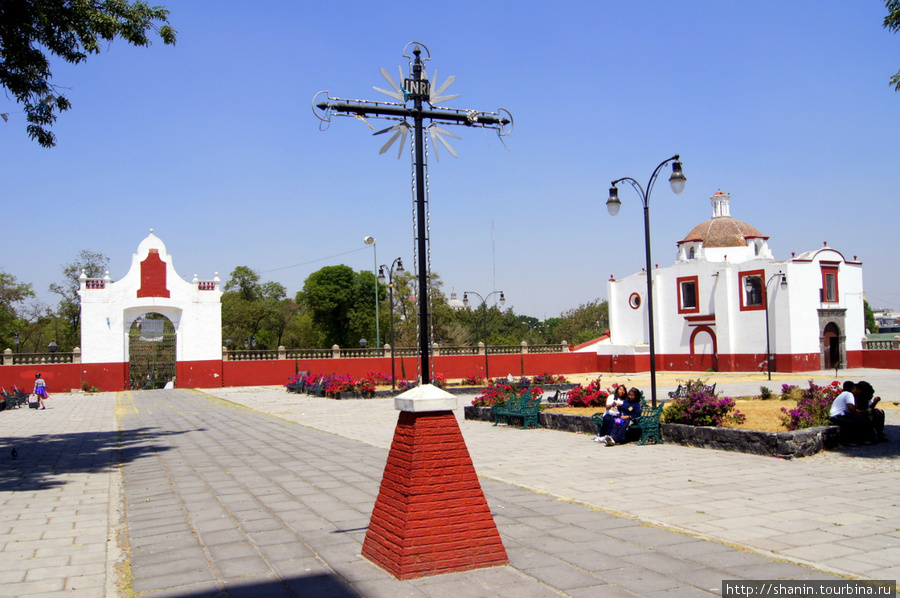 Крест посреди школьного двора Пуэбла, Мексика
