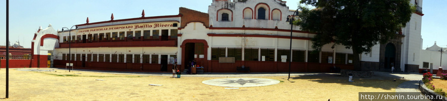 В школьном дворе Пуэбла, Мексика