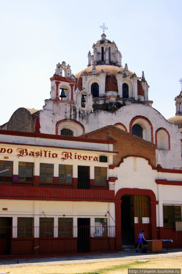 Школа с церковью Пуэбла, Мексика