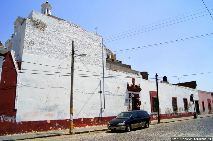 Служебный вход в школу Пуэбла, Мексика