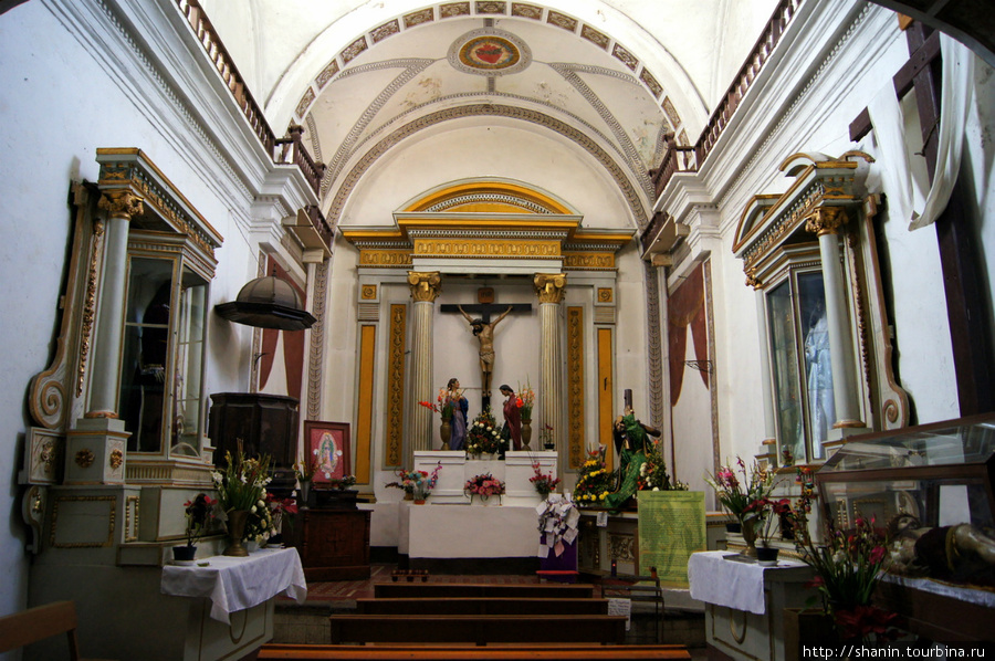 В церкви Пуэбла, Мексика