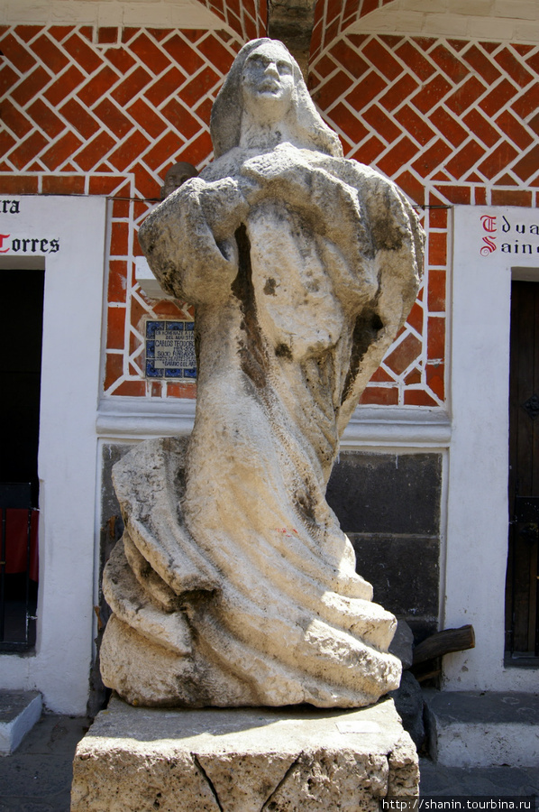 Статуя женщины перед галереей Пуэбла, Мексика