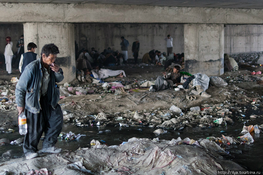 Еще в Кабуле очень много наркоманов. Они собираются под мостами, на помойках и в разрушенных войной зданиях. Героин употребляют прямо на улице, никому нет дела до этих людей. 5% населения Афганистана употребляет тяжелые наркотики. На фото одна из точек, здесь в любое время дня и ночи полно наркоманов. За последние 10 лет число наркоманов сильно выросло. Кабул, Афганистан