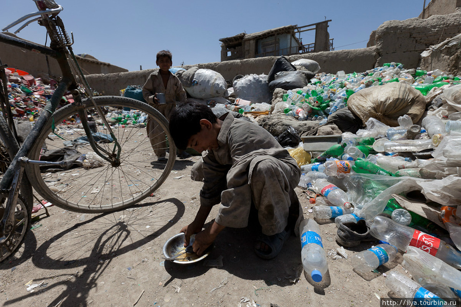 Сортировщики мусора здесь же и живут вместе со своими семьями. Кабул, Афганистан