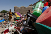 Это не свалка, это пункт сортировки мусора.Они здесь повсюду. Пластик, бумагу, металл сортируют по пакетам. Пластиковые бутылки продают в Пакистан для переработки. За 7 кг бутылок дают 30 центов.